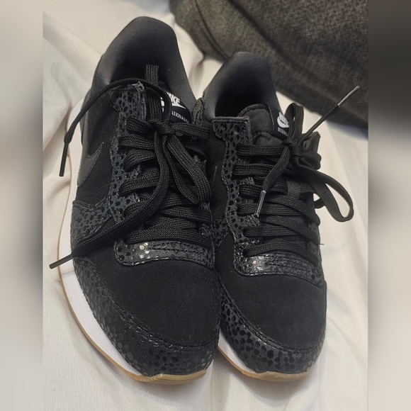 Nike Internationalist Black/Anthracite – Women's Size 6 (828404-003) - Picture 2 of 7